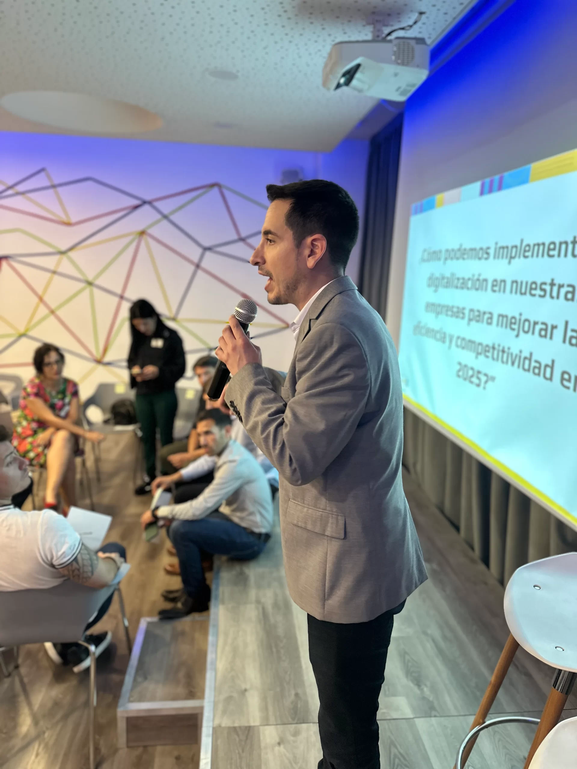 Profesional de BS360 exponiendo en un encuentro empresarial