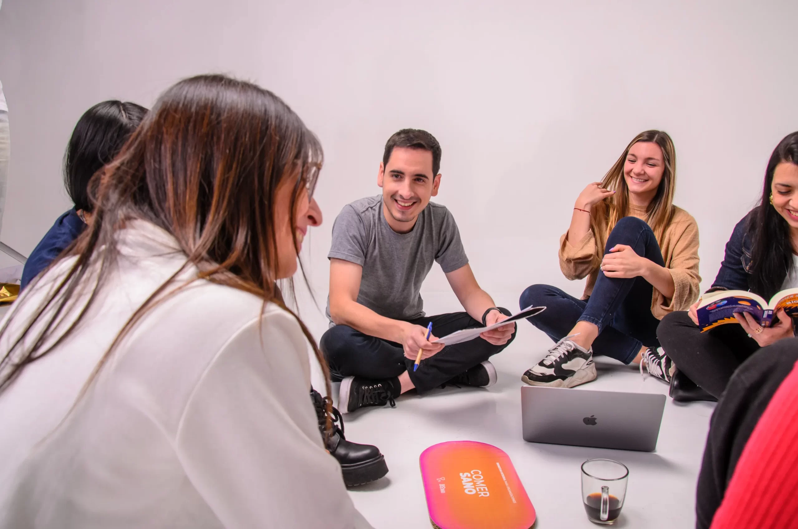 Integrantes de BS360 participando de una dinámica grupal