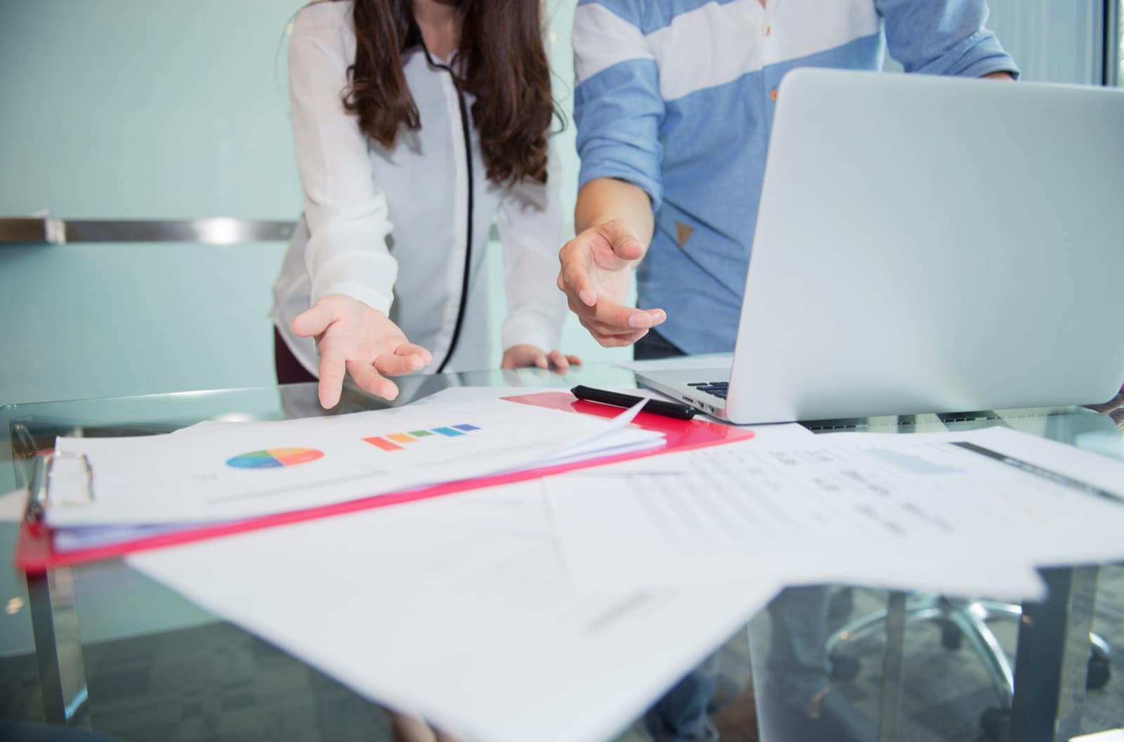 Profesionales trabajando en una oficina