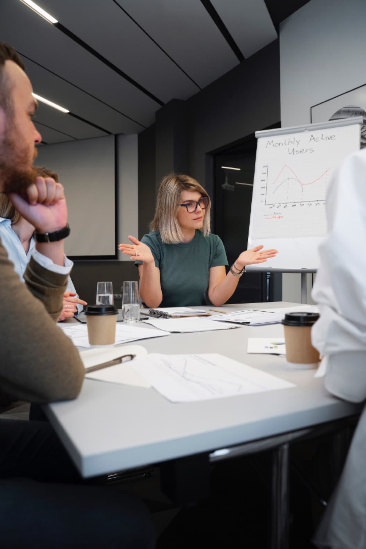 Equipo directivo trabajando en planificación estratégica