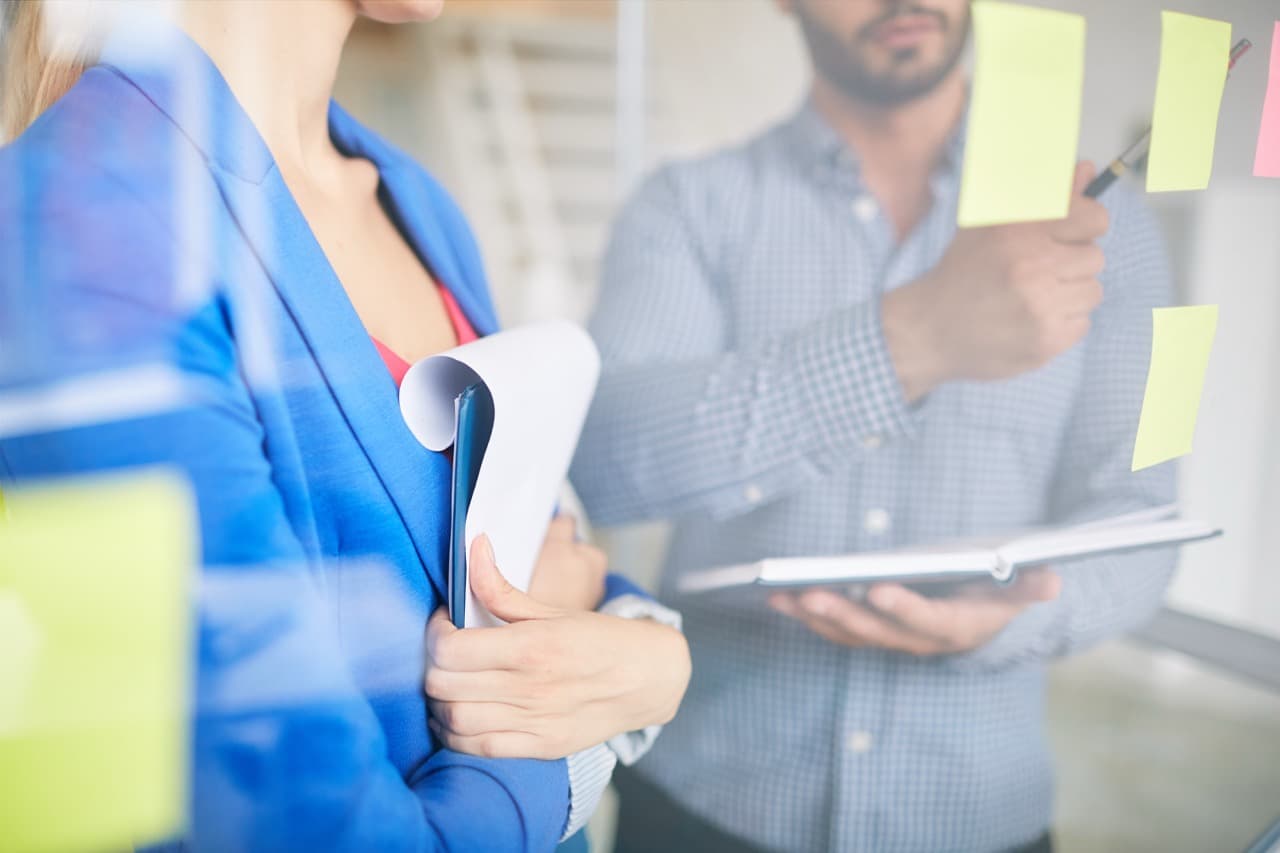 Equipo profesional coordinando prioridades en una sesión de trabajo